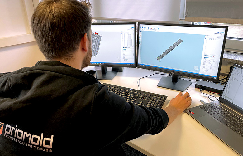 priomold Mitarbeiter bei der DFM-Analyse eines SLS-Bauteils