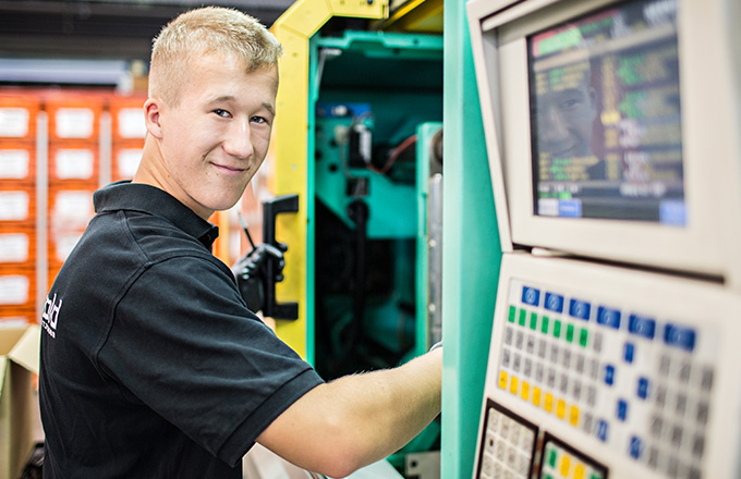 Priomold Mitarbeiter bei der Arbeit Priomold Mitarbeiter bei der Arbeit